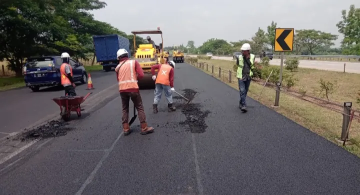 Pemadatan Akhir Finishing Jalan Aspal